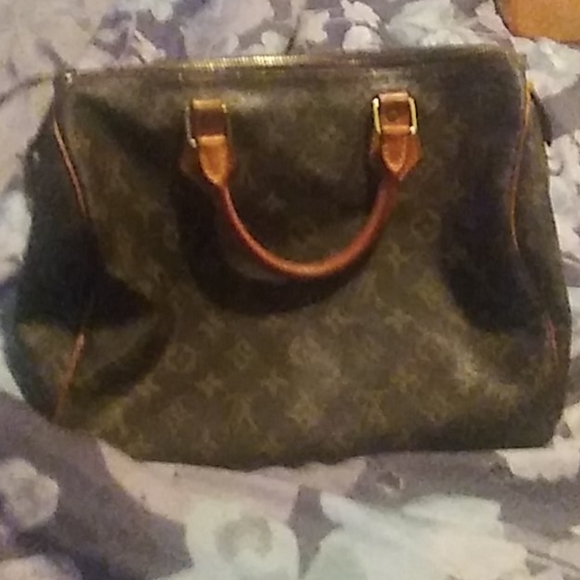 Small Louis Vuitton - Picture 1 of 4